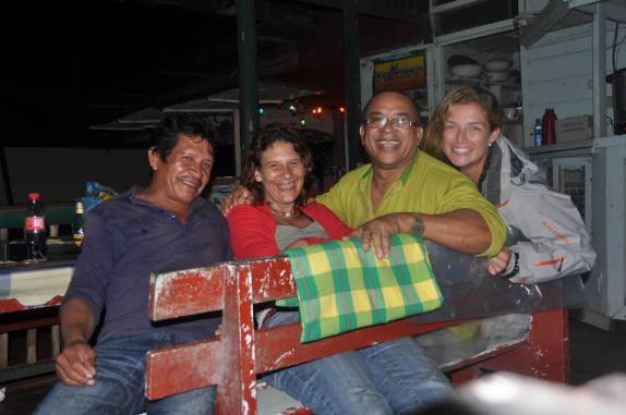 Noitada no acampamento da Reserva Natural de Brownsberg, no Suriname (com o Wilfred, Karen e Rocky)